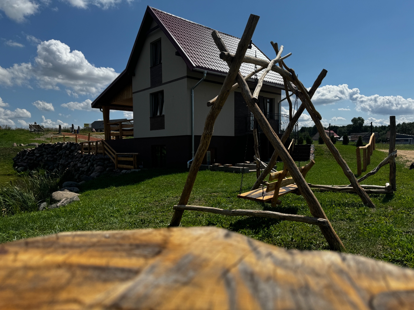 Huśtawka przy lesie