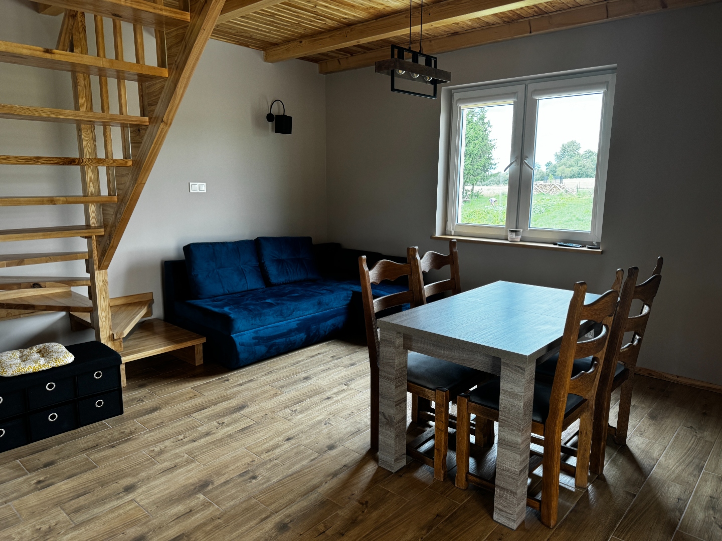 Salon – kanapa i stół jadalny