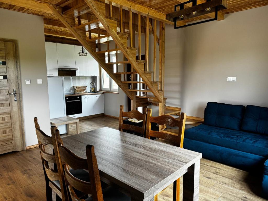 Salon z drewnianymi schodami